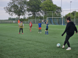 Laatste training S.K.N.W.K. JO10-1 (partijtje tegen de ouders) van woensdag 22 mei 2024 (118/133)